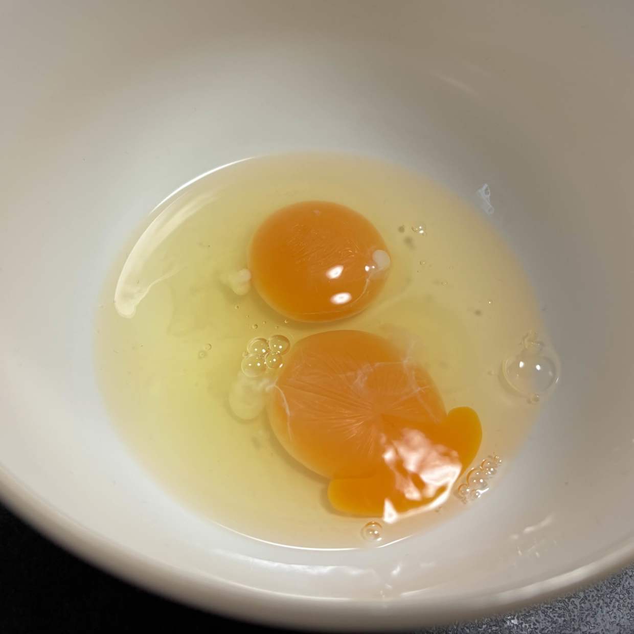  器からフライパンに移すとき“溶き卵や調味料”が垂れる…を解消！くるっとするだけの驚きの解決ワザ 