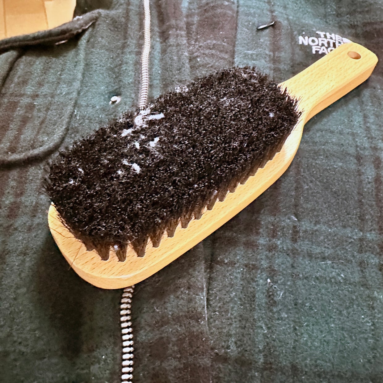  お気に入りの「洋服」が長持ちする！くたびれた服がよみがえる「ブラッシング」のすすめ「感動！」 