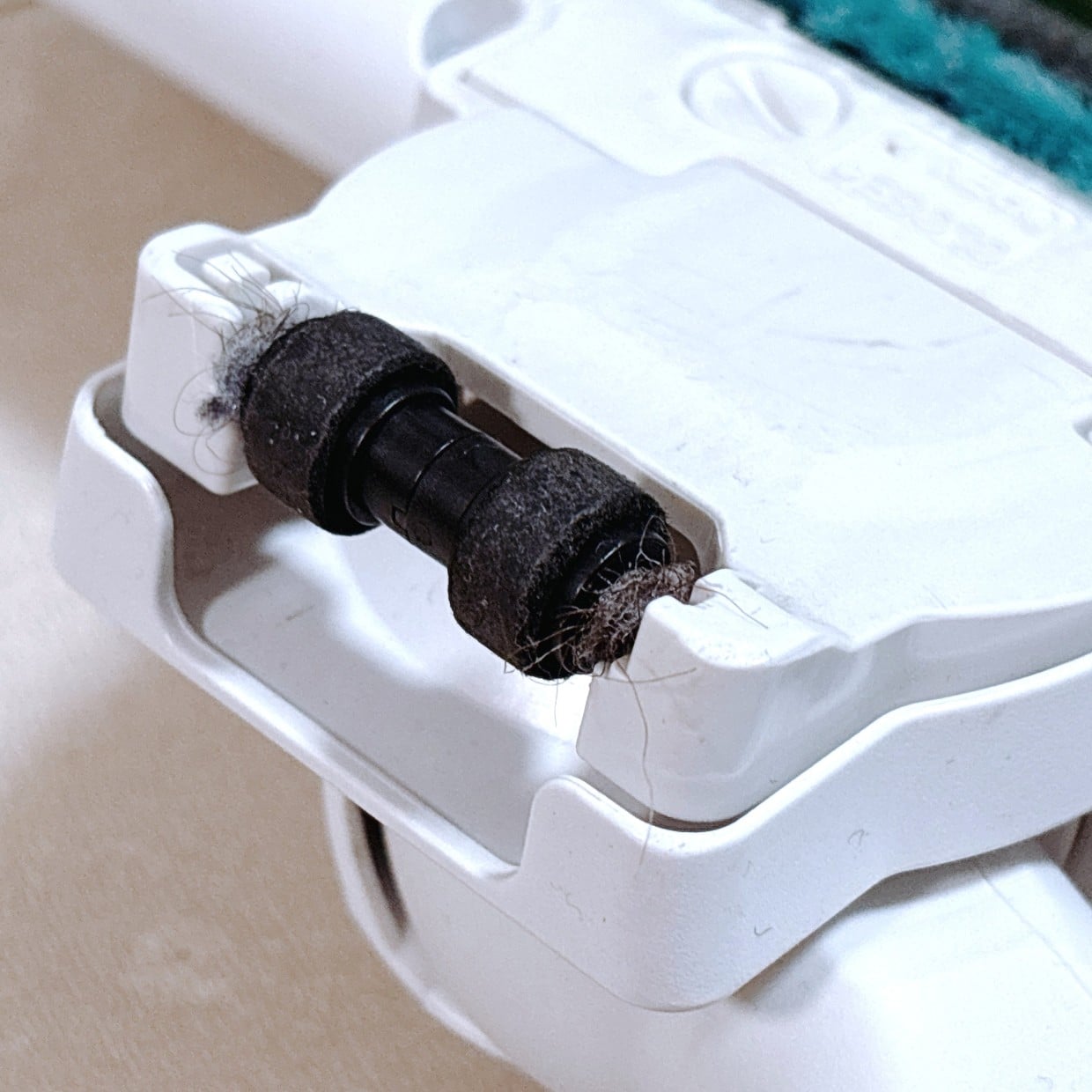  「掃除機」の滑りが良くなる！車輪に絡んだ髪の毛を“意外なもの”で取る裏ワザ「簡単！」 