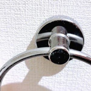 「タオルハンガー」についた“白い斑点”を落とす簡単掃除術「ピカピカ」