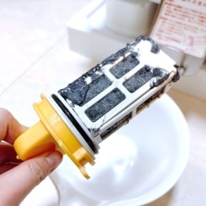 臭わなくなった。洗濯機「異物トラップ」の“ヘドロ汚れ”掃除術