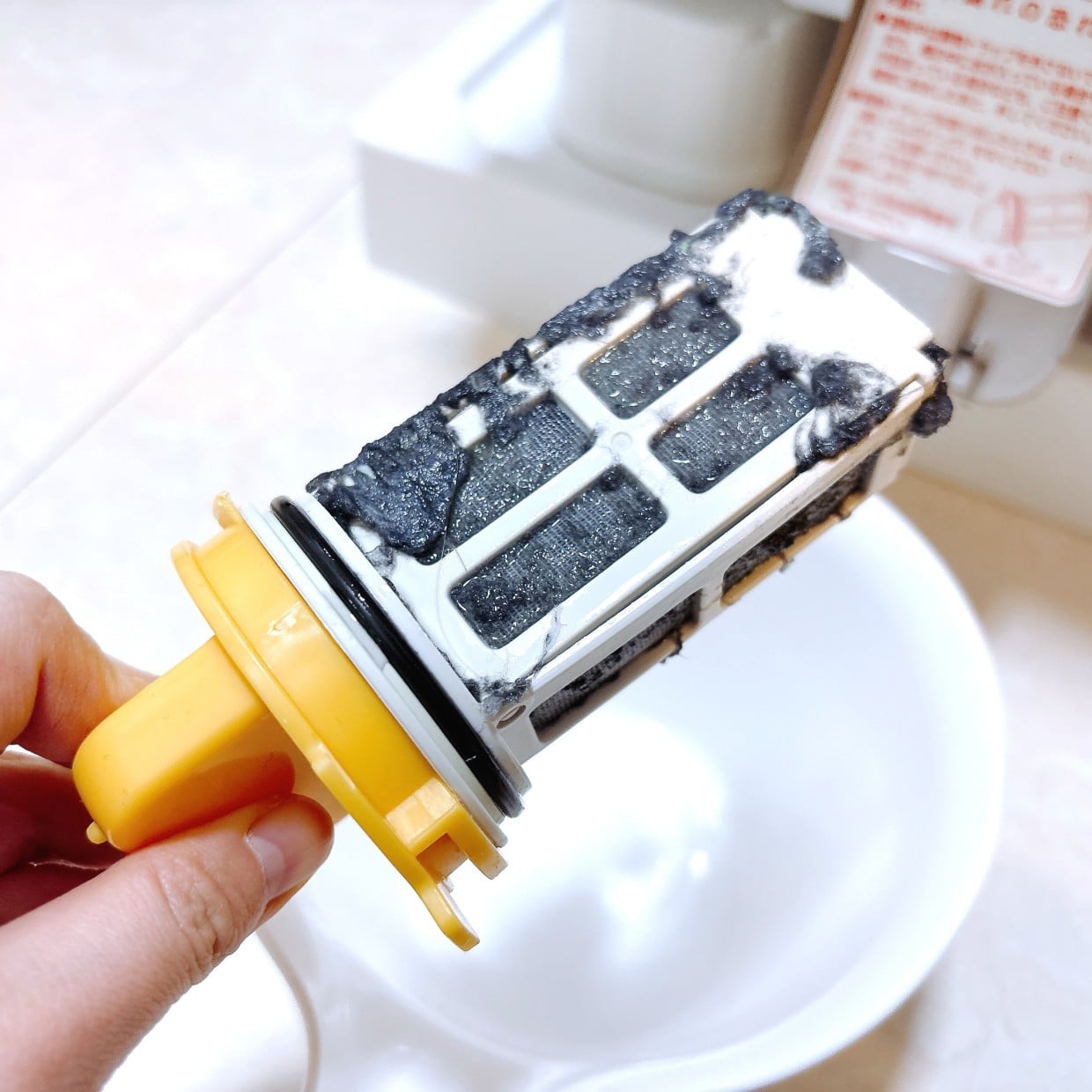  臭わなくなった。洗濯機「異物トラップ」の“ヘドロ汚れ”掃除術 