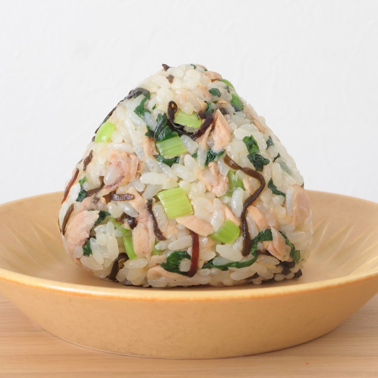  朝「ツナおにぎり」に入れると体がよろこぶ。“鉄分やカルシウムがたっぷりな野菜”とは？ 