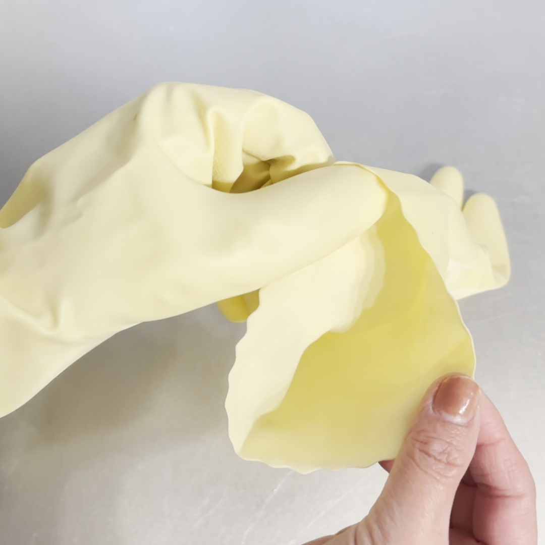  「ゴム手袋の内側」の汗や湿気のニオイが落ちる“定番洗剤”「簡単」「大掃除前に」「長く使える」 