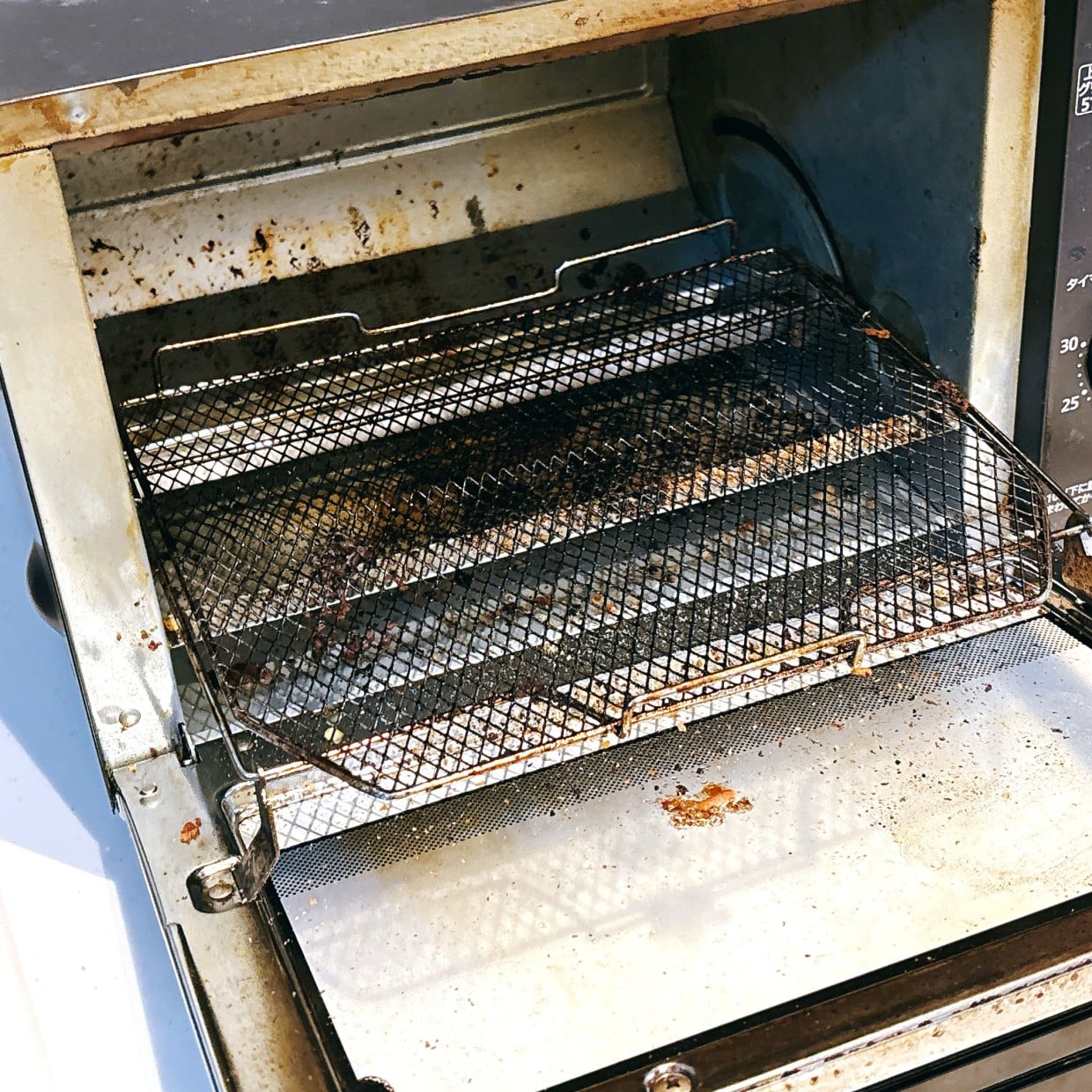  「オーブントースター」の“パンくずや焦げ汚れ”がピカピカになるかんたん掃除術「キレイですっきり！」 