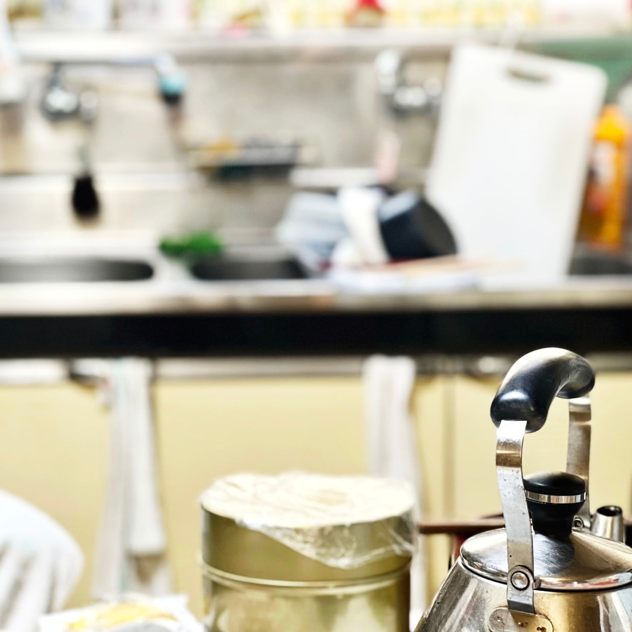  無意識に溜め込んでた。「キッチンにモノが多い人」の“3つの特徴”「ぎゅうぎゅう」「年内に片付けたい」 