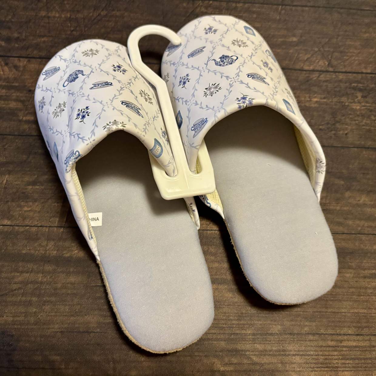  付属の「スリッパホルダー」に“スリッパ以外”をかけると…？「探しやすい！」「思いつかなかった」 