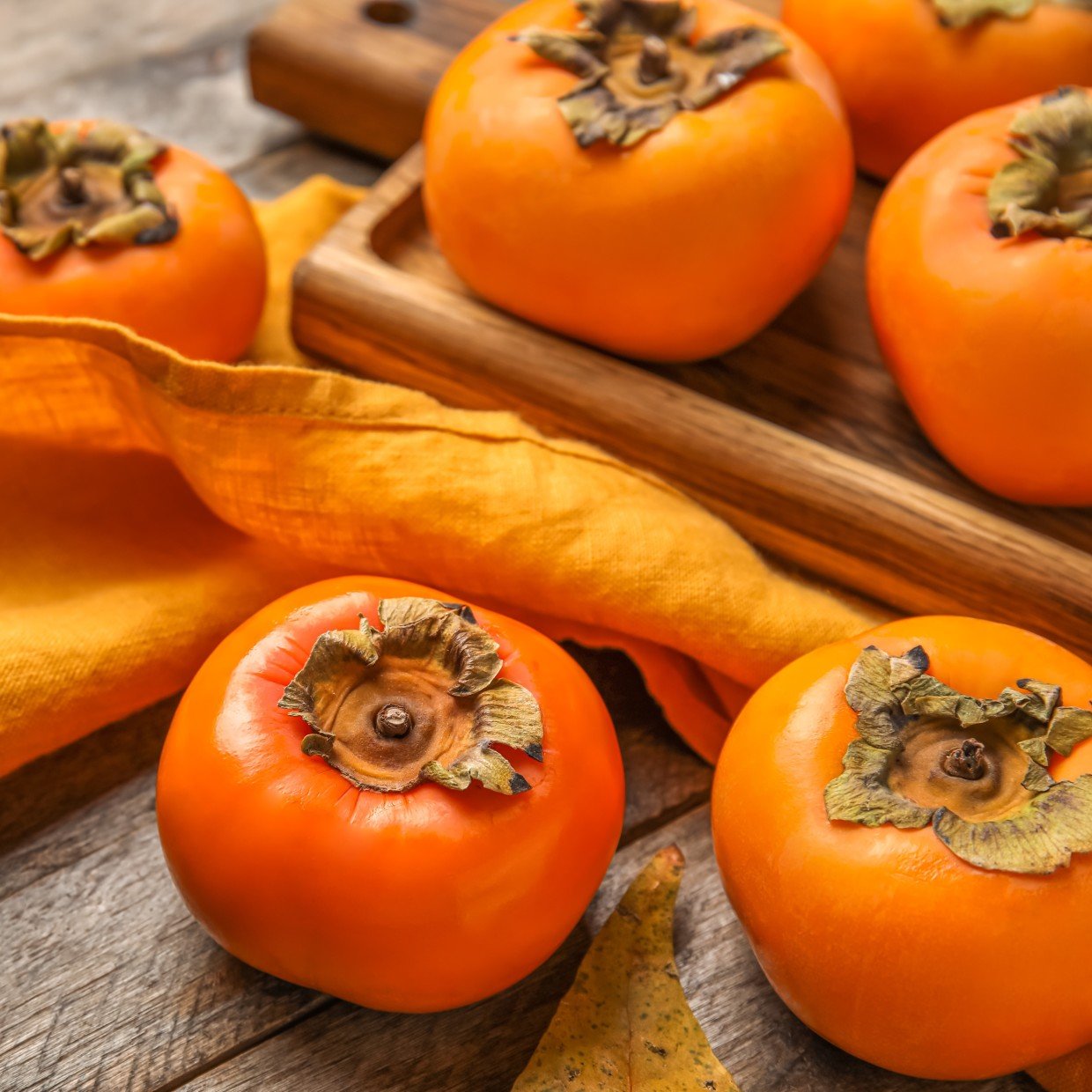  ヘタが大きい「柿」を“均等に切る”失敗しない切り方のコツ「簡単！」「きれいに切れる」 