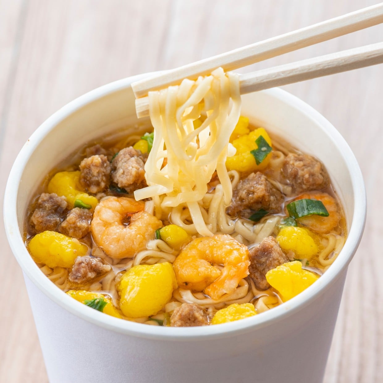  「お湯を注いだらめくれる」を防ぐ。カップ麺のふたをしっかり固定する裏ワザ「5秒で？」「熱が逃げない」 