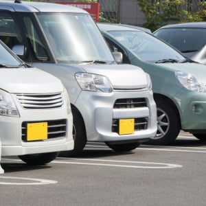 もうぐるぐる探し回らない。広い駐車場で「自分の車」を見つける“2つの工夫”