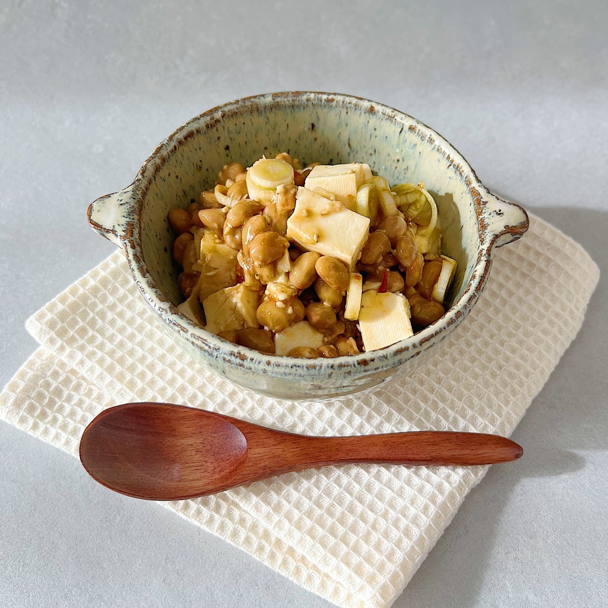  「納豆」に入れるだけ。“骨から支える”たるみ対策に効く食材とは？ 