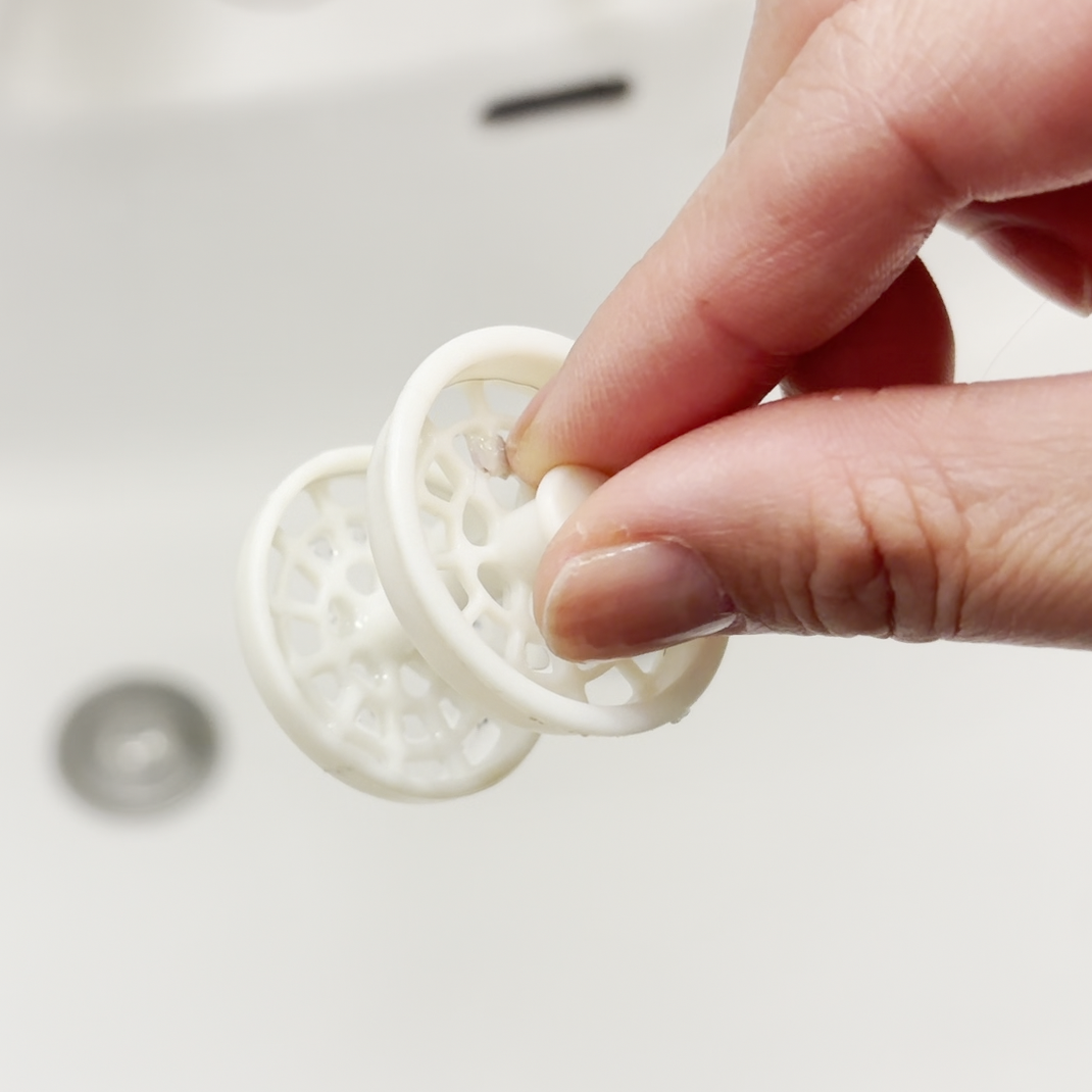  すき間にヌメヌメ発生…。「洗面所」で清潔を保ちたい“3つのもの”「時短」」「衛生的」「ピカピカ」 