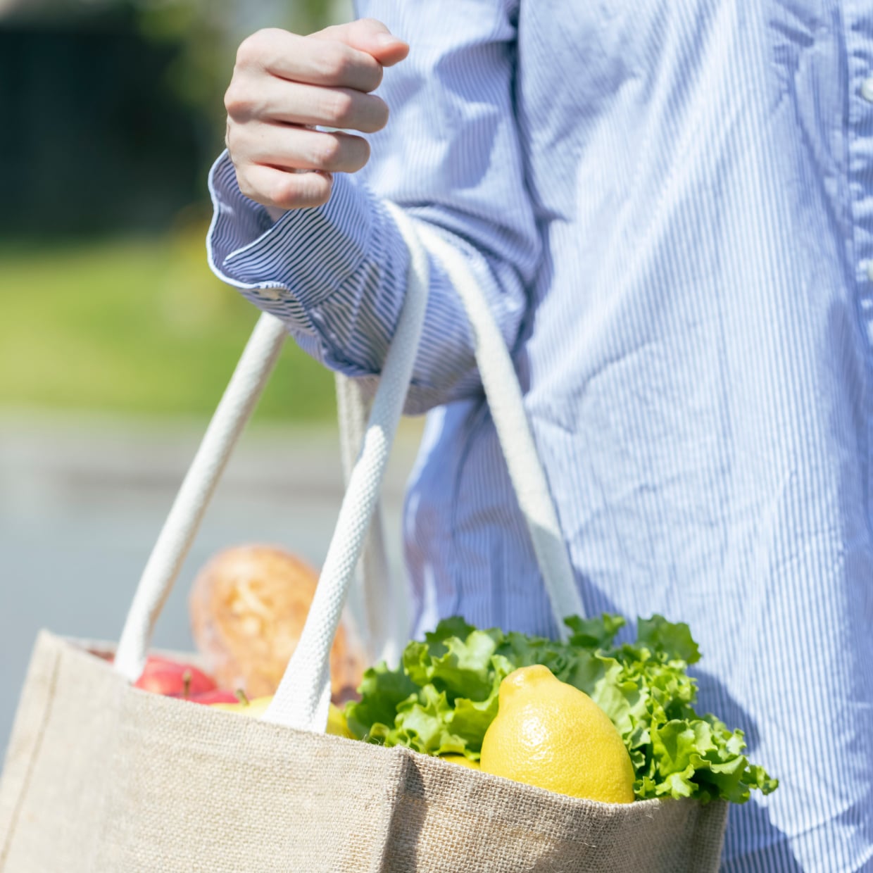  知らなかった。持ち手が長くて“持ちにくいエコバッグ”の長さを結ばずに調節するワザ「持ちやすい！」 