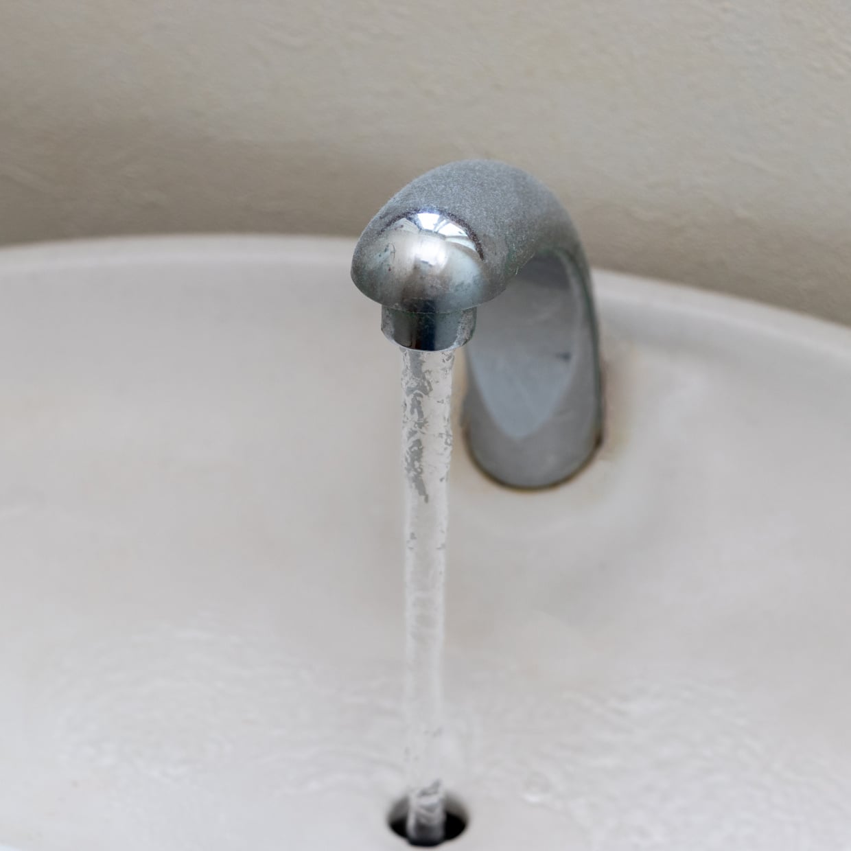  トイレの手洗いボウルの“頑固なカリカリ”を一気に落とす掃除術「じんわり浸透」「つるつるに！」 