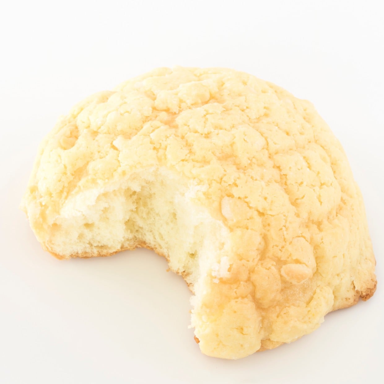  もうかぶりつかない！「メロンパン」を最後までキレイに食べる工夫「ボロボロ崩れない」「食べやすい」 