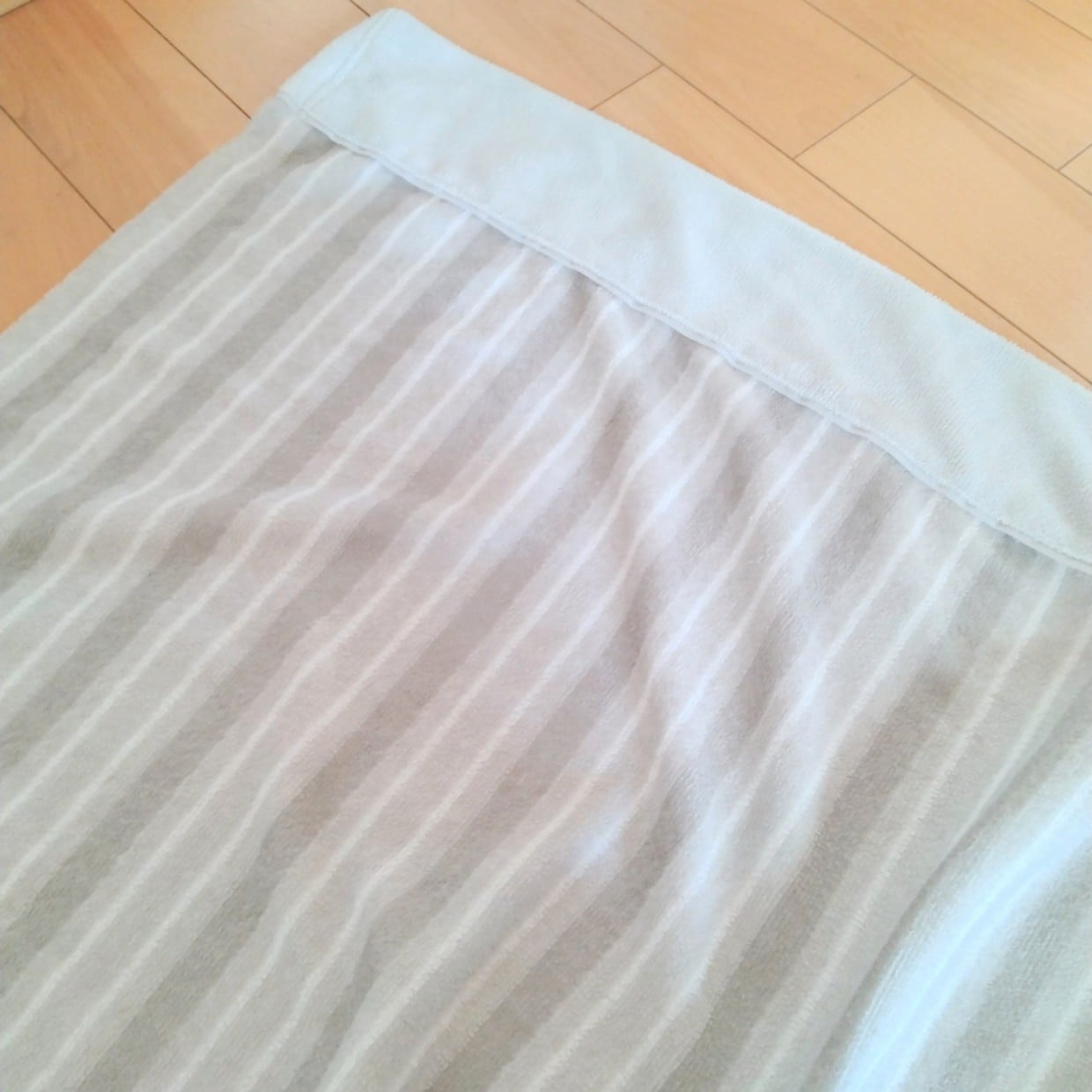  押し入れに眠っている「タオルケット」が“リビング”で活躍する…？「雰囲気変わった」「肌触りもいい」 