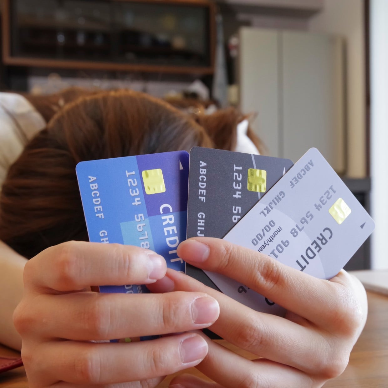  「請求額がすごい…」クレジットカードを使いすぎる人の特徴 