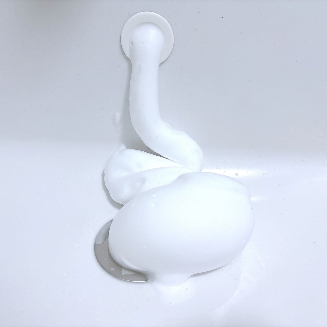  触らずできる！洗面ボウルの「排水口」がモコモコ泡でピカピカ「茶色のカスが出てきた！」「掃除が楽しい」 