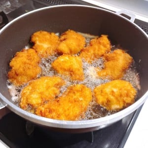 1本あればスルスル落ちる！揚げ物後の掃除が断然ラクになる”簡単リセット術”