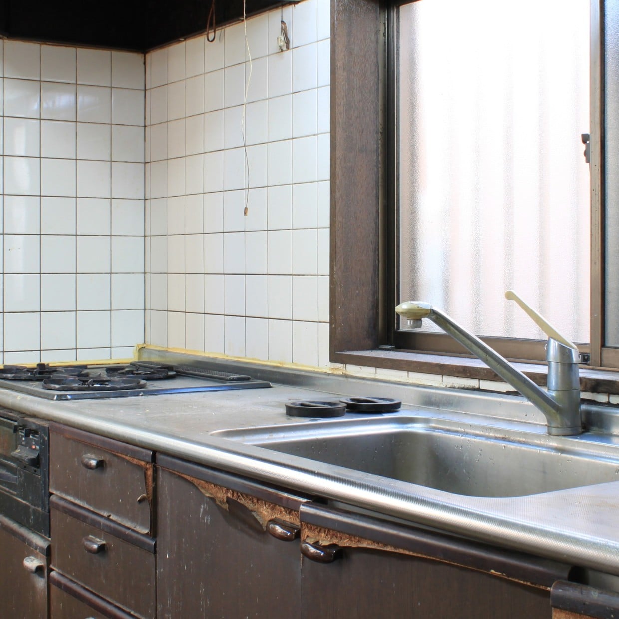  「キッチン」でホコリの塊が出てきやすい“3つの場所”「すごい汚れかも」「年末にまとめて掃除」 