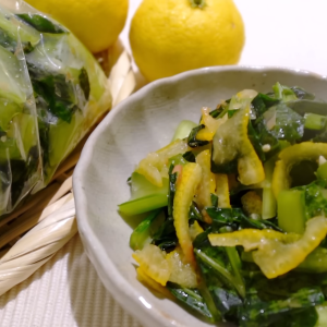 切って混ぜるだけ！カルシウムや鉄たっぷりの「小松菜」と相性がいい“冬の食材”とは？