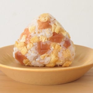 朝「おにぎり」に入れると満足度が上がる！梅干しと合う“意外な食材”とは？「旨みがジュワ〜」