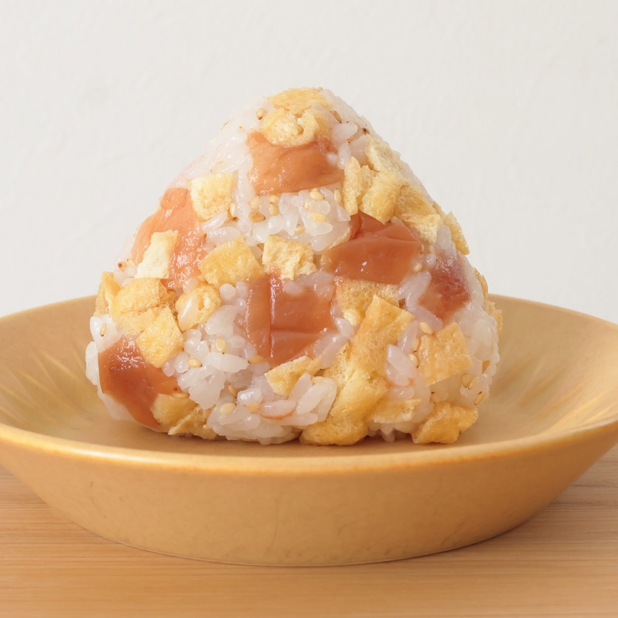  朝「おにぎり」に入れると満足度が上がる！梅干しと合う“意外な食材”とは？「旨みがジュワ〜」 