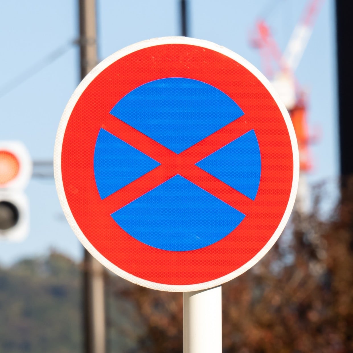  「駐車禁止」だと思ってない？似ているけど意味が違う“道路標識”の見分け方 