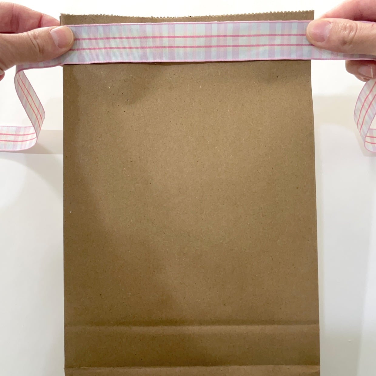  折って結ぶだけ！「シンプル紙袋」が見違える“簡単ギフトアレンジ”「華やかになる」「マネしたい」 