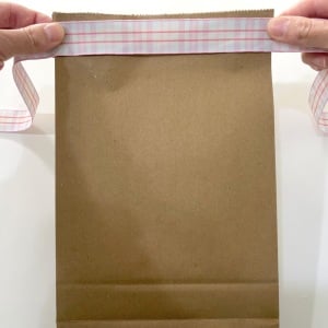 折って結ぶだけ！「シンプル紙袋」が見違える“簡単ギフトアレンジ”「華やかになる」「マネしたい」