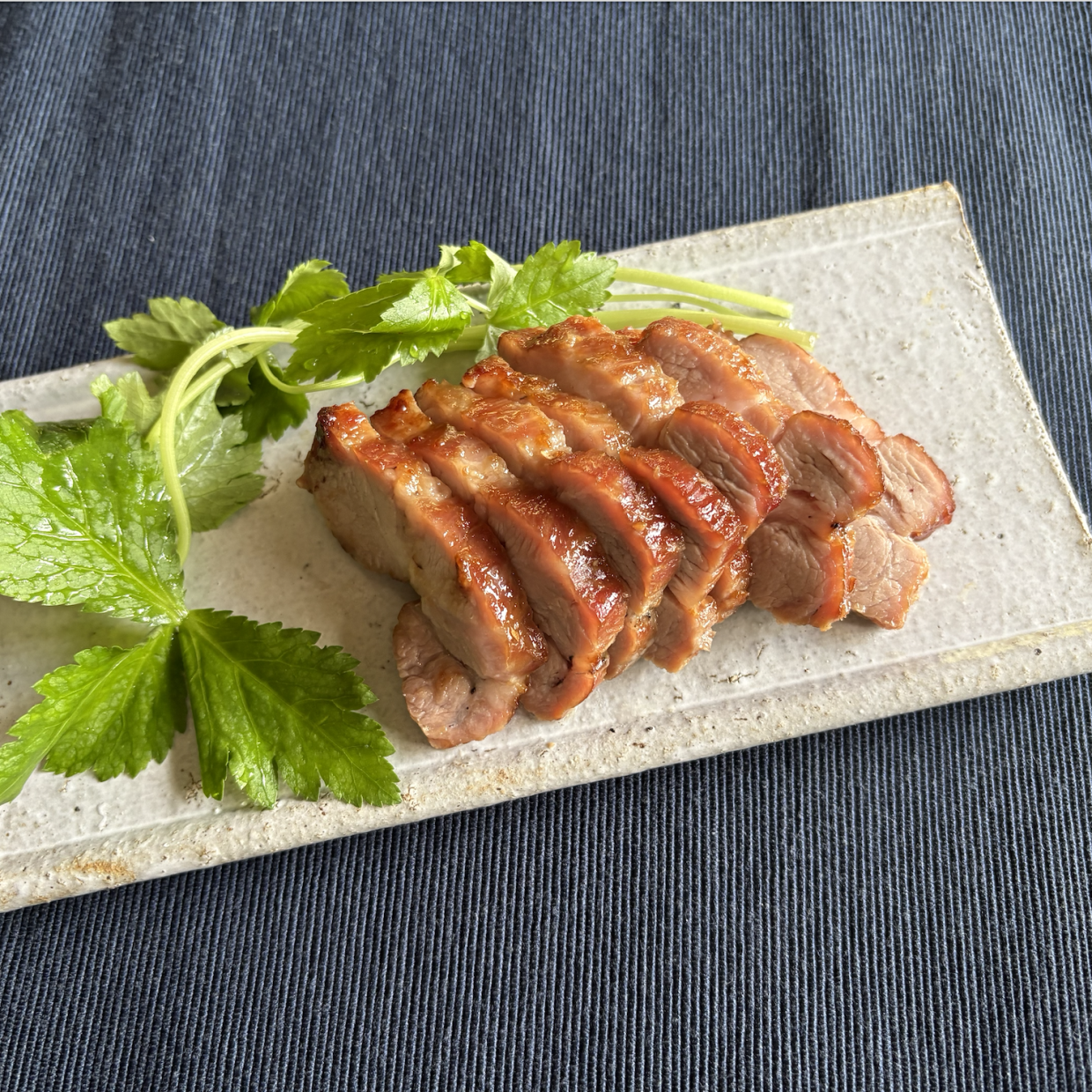  漬け込んで焼くだけ！めちゃめちゃジューシーな豚肉レシピ「パーティーにぴったり」 