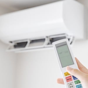 季節で対策は変わる。「冬の電気代が高い人」がやりがちなエアコンの“NG行為3つ”「冬休みに備える」