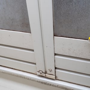 “ワカメ状の汚れ”がドロッと出てくるかも…。「お風呂のドアのすき間」に潜む汚れを隅々まで落とす掃除術