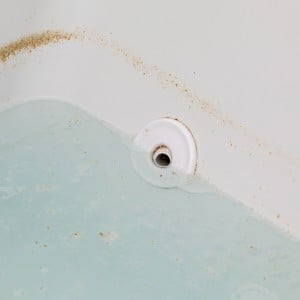 なぜか追い炊きすると白い汚れが…。浴槽を洗ってもお湯の臭いや汚れが出る原因「知らなかった」