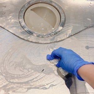 強い洗剤は不要！くすんだ“キッチンシンク”が見違える“ツヤピカ掃除術”「ゴシゴシしなくてOK」