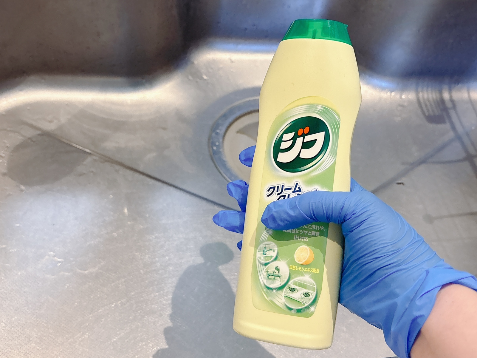 強い洗剤は不要!くすんだ“キッチンシンク”が見違える“ツヤピカ掃除術”「ゴシゴシしなくてOK」