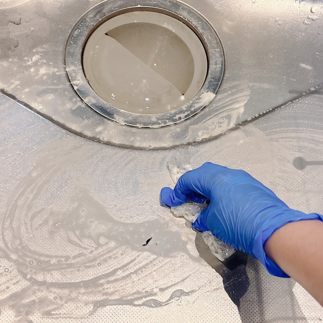  強い洗剤は不要！くすんだ“キッチンシンク”が見違える“ツヤピカ掃除術”「ゴシゴシしなくてOK」 