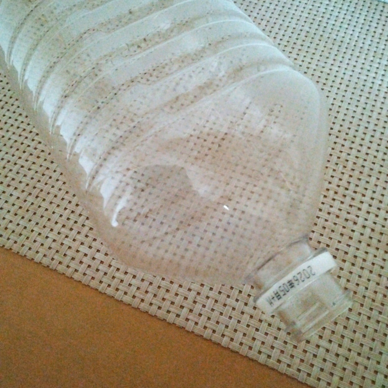  飲み終えた「ペットボトル」が“雨の日に活躍”する意外な使い道「玄関が濡れない！」「便利すぎる…」 