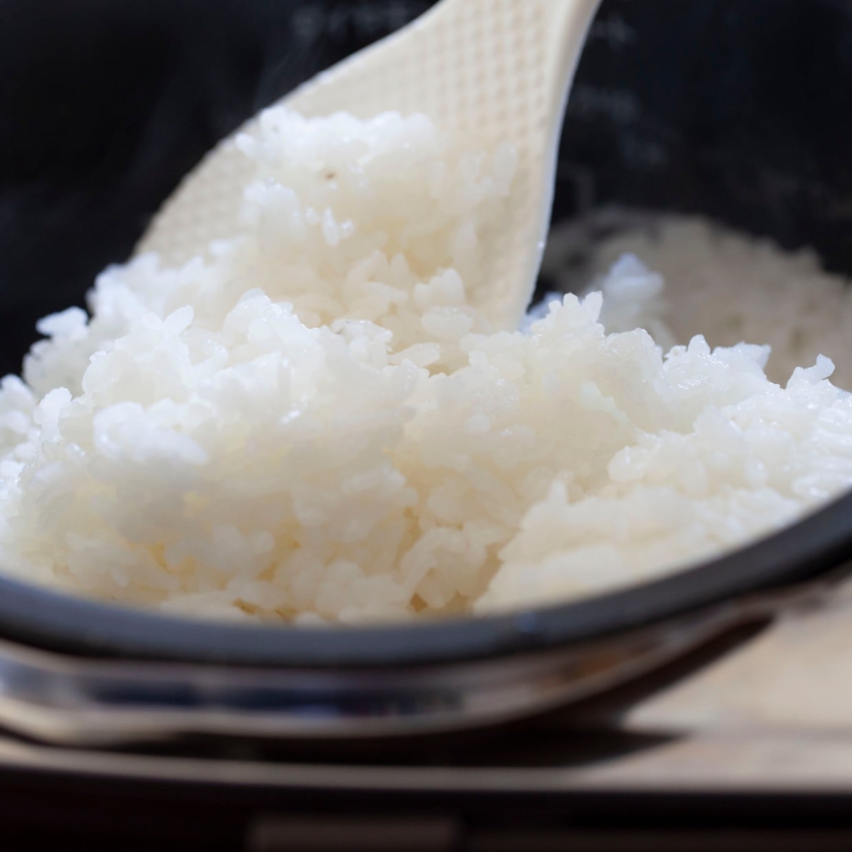  「大さじ0.5入れるだけ」ご飯が“ふっくらつやつや”に炊きあがる裏ワザ 