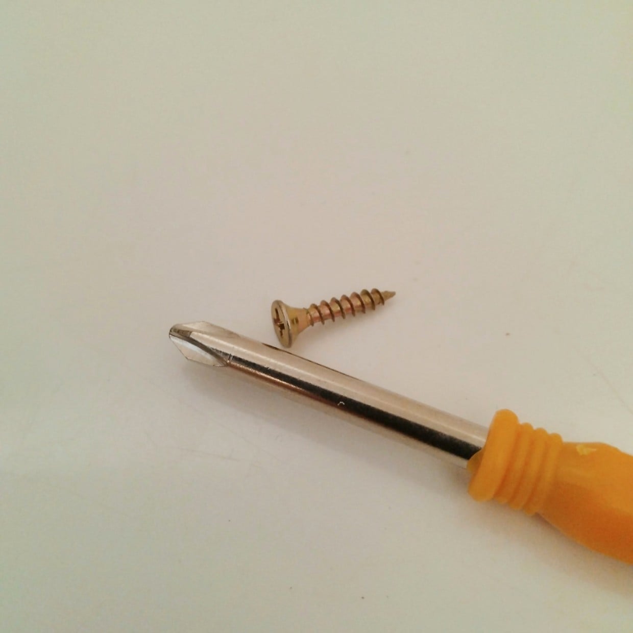  「ねじがすぐ落ちる…」を解決！ドライバー作業がラクになる小さな工夫「便利！」「覚えておきたい」 