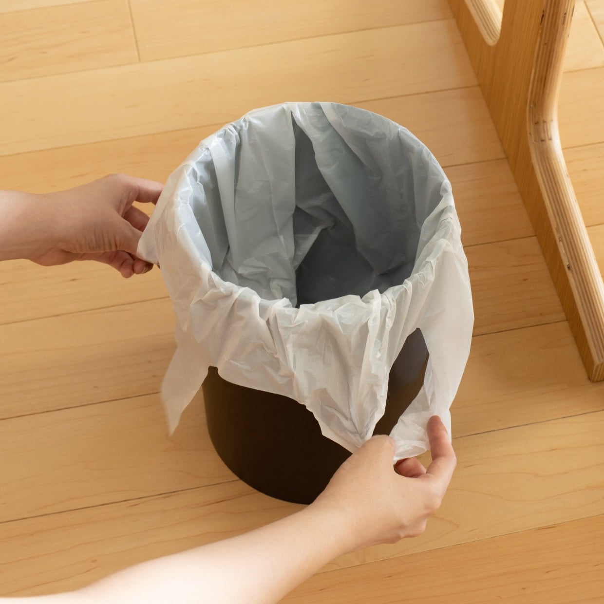  自然にフィットしやすい！「ゴミ箱」にビニール袋を“スムーズにかぶせる”簡単ワザ「すぐできる」 