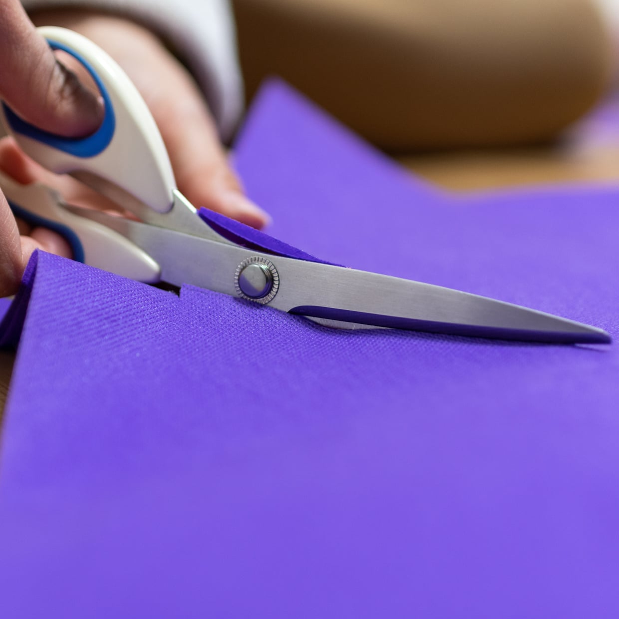  もういちいち測らない！“縫い代”を作りながらカットできる時短テク「考えた人天才」「早く教えて」 