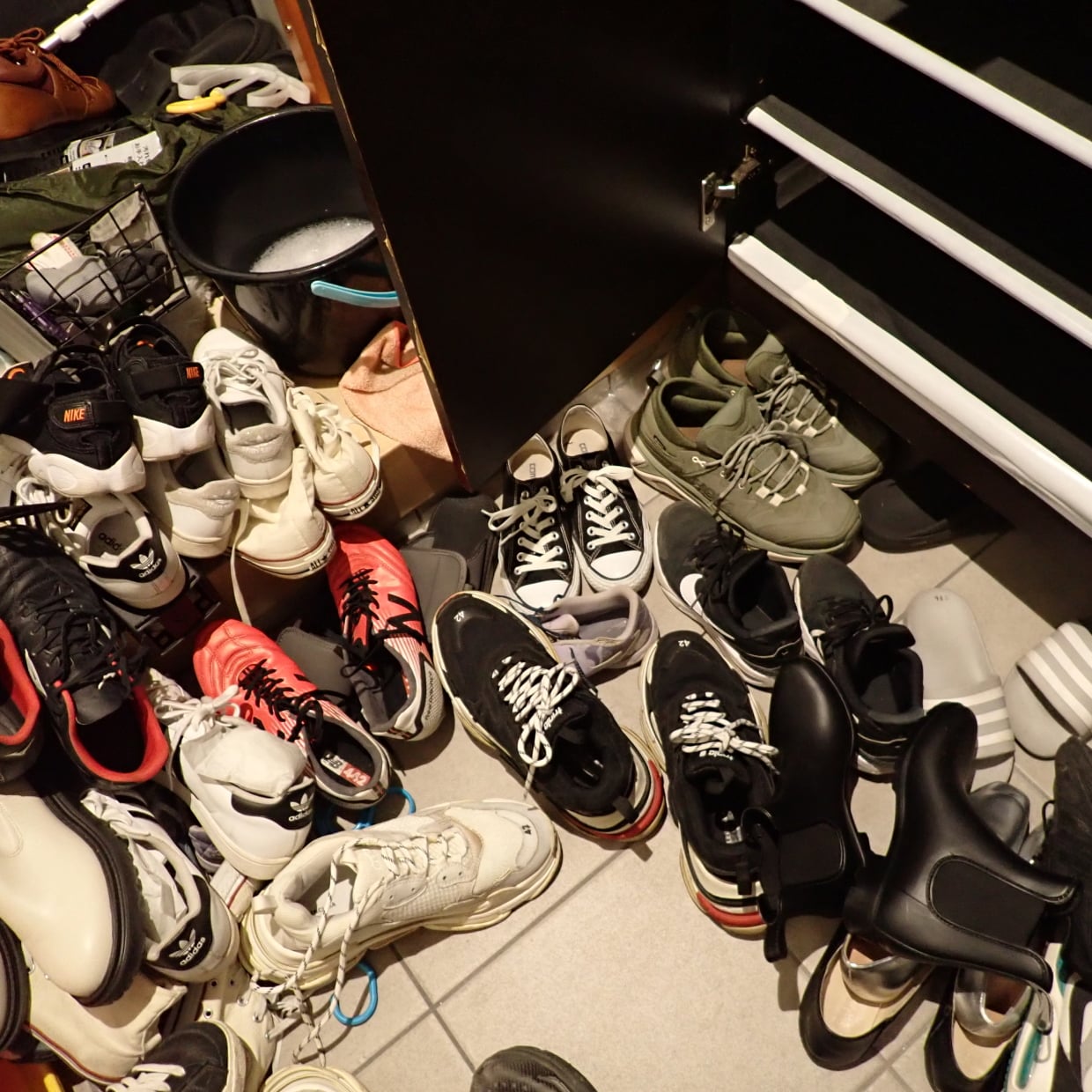  おうちにある洗剤で「下駄箱」の臭いと湿気を“まるごと解消”掃除術「もわっと臭が取れた」「見違える！」 