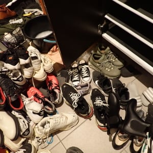 おうちにある洗剤で「下駄箱」の臭いと湿気を“まるごと解消”掃除術「もわっと臭が取れた」「見違える！」