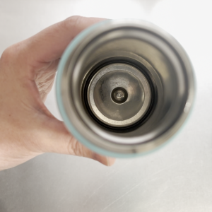 手で届きにくい「水筒の底」の“茶渋・ニオイ”がスルンと落ちる時短掃除術「輝きが戻った」「すっきり！」