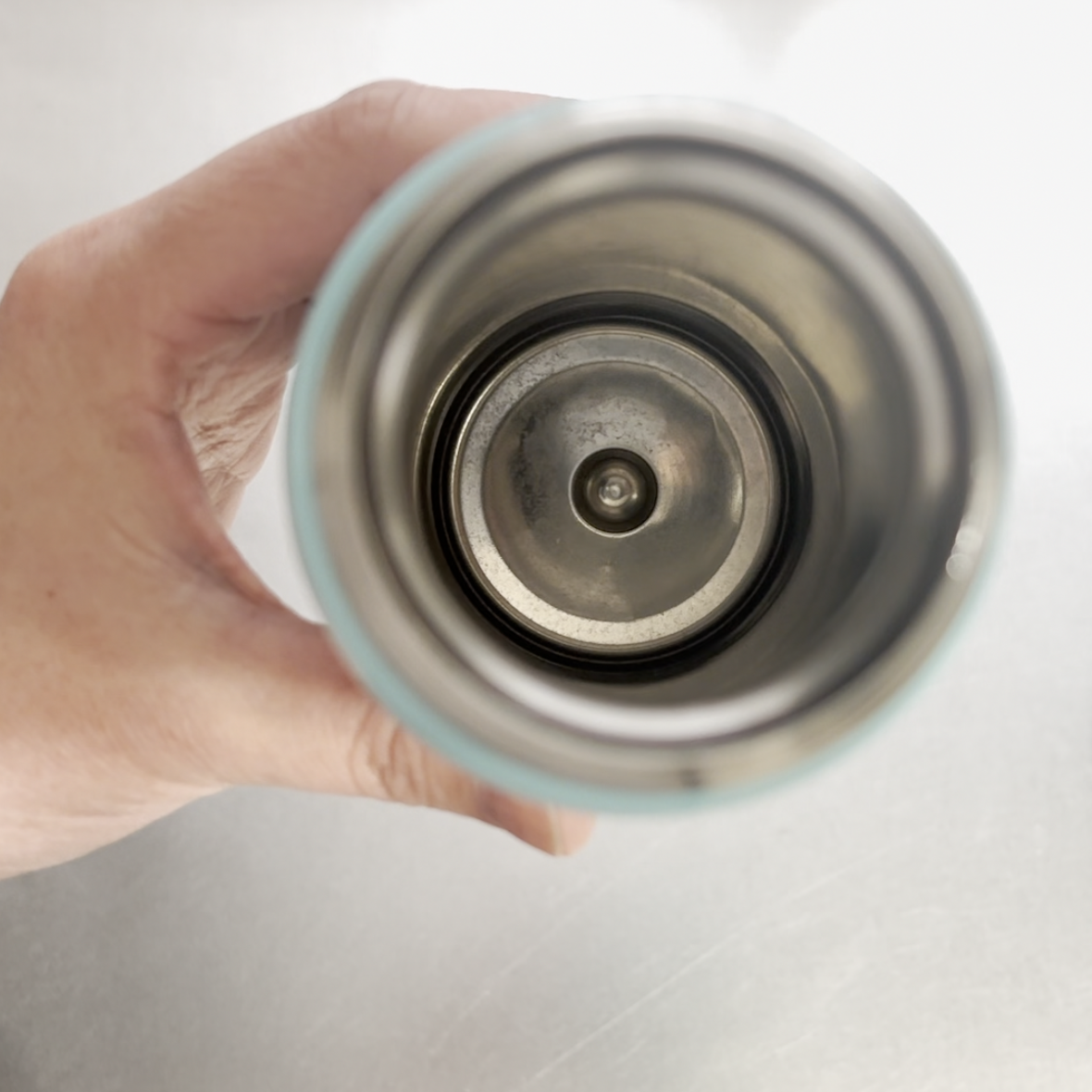  手で届きにくい「水筒の底」の“茶渋・ニオイ”がスルンと落ちる時短掃除術「輝きが戻った」「すっきり！」 