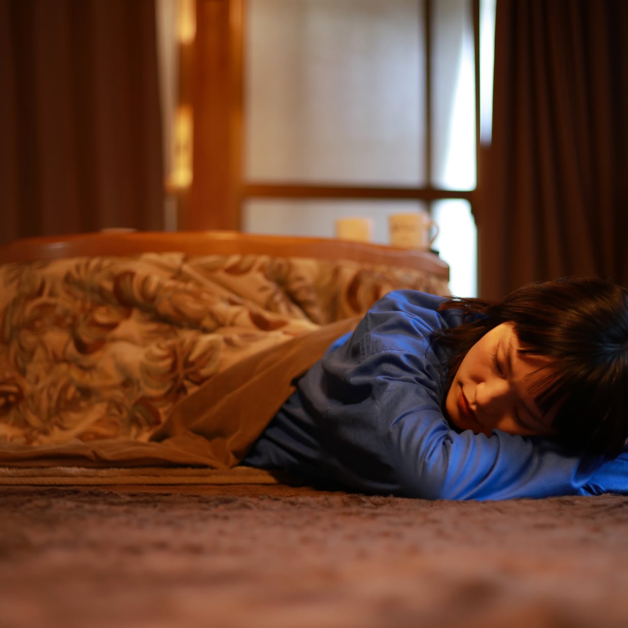  寝落ちは危険…。「こたつ」で寝るのが“NGな理由3つ”「気をつける」 