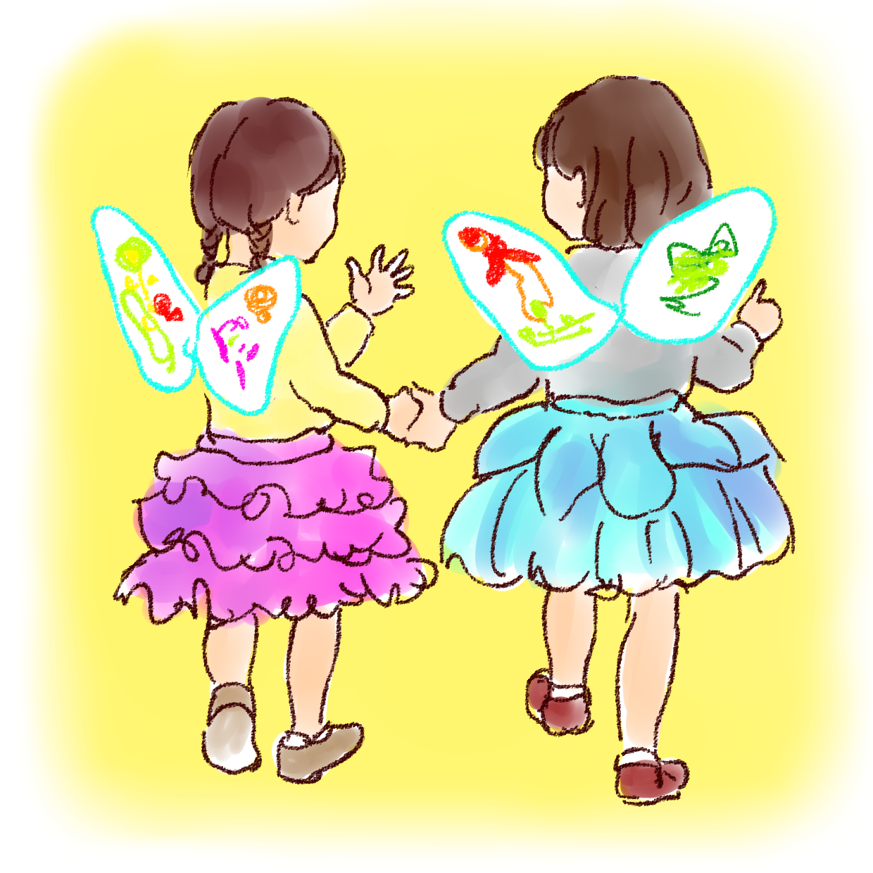  優亜と半年お姉さんのいとこの結衣の後ろ姿。ふわふわのスカートをはき、画用紙で作った天使のような大きな羽を背中につけ、仲良さそうにおしゃべりしている。 