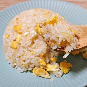 「大さじ1入れるだけ」でお店のチャーハンのようにパラパラになる“誰でもできる裏技”
