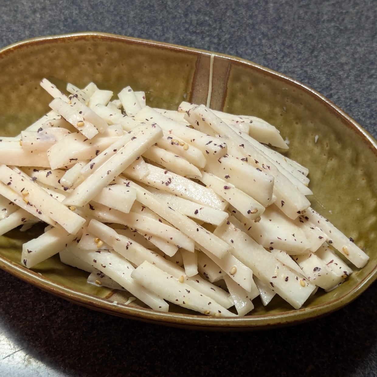  少々入れるだけで大人がよろこぶ！旬のかぶサラダに混ぜる調味料とは？「和えるだけ」「風味豊か」 